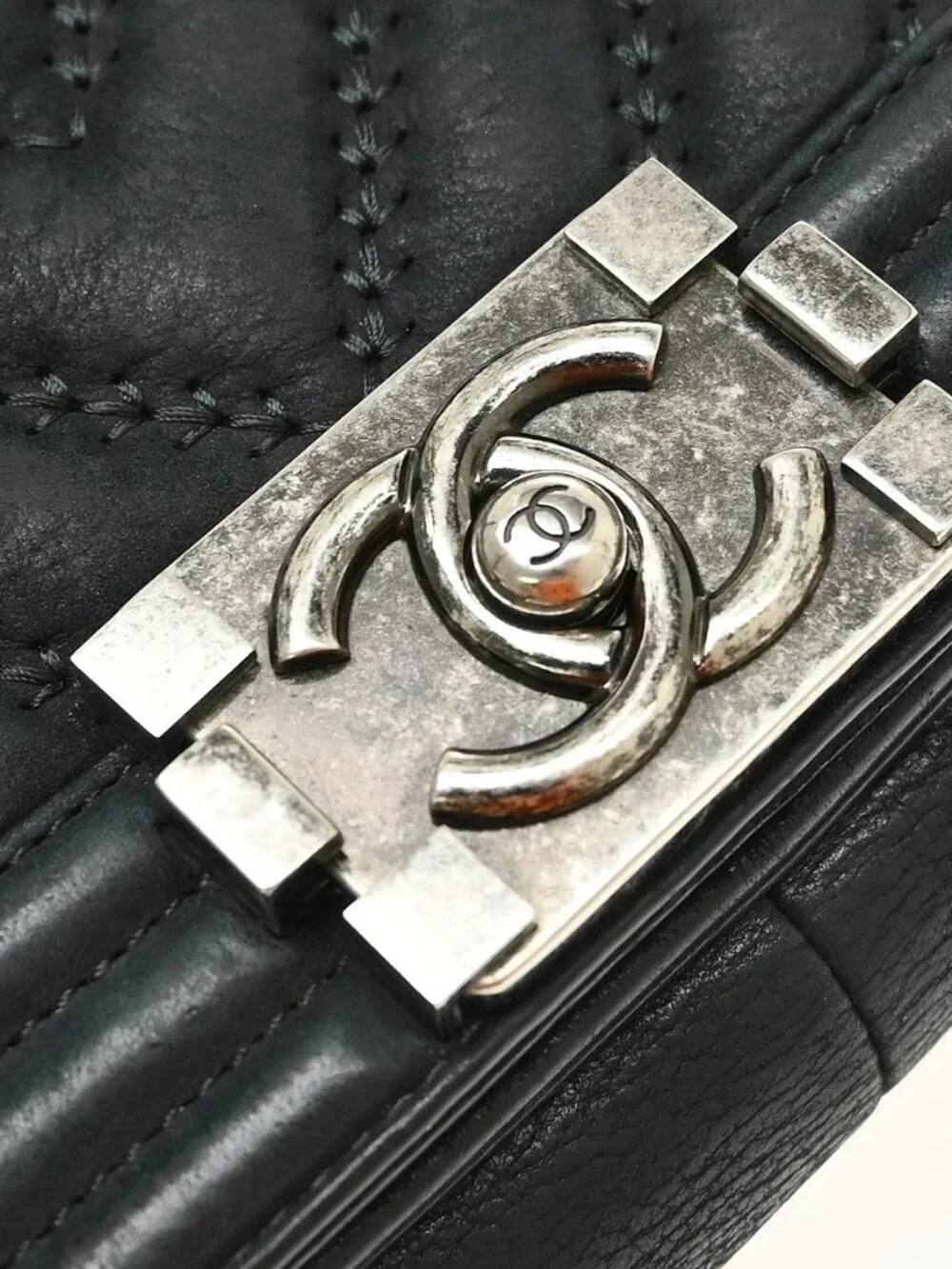CHANEL outside 	a+